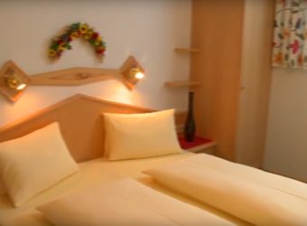 Ein Bett im Landhaus Gensbichler